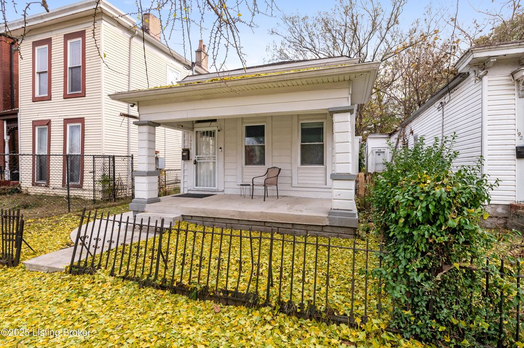 Photo of 1926 W Chestnut St, Louisville, KY 40203 (MLS # 1705199)