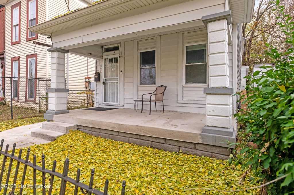 Photo of 1926 W Chestnut St, Louisville, KY 40203 (MLS # 1705199)