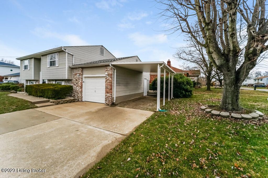 Photo of 11305 Angelina Rd, Louisville, KY 40229 (MLS # 1706970)