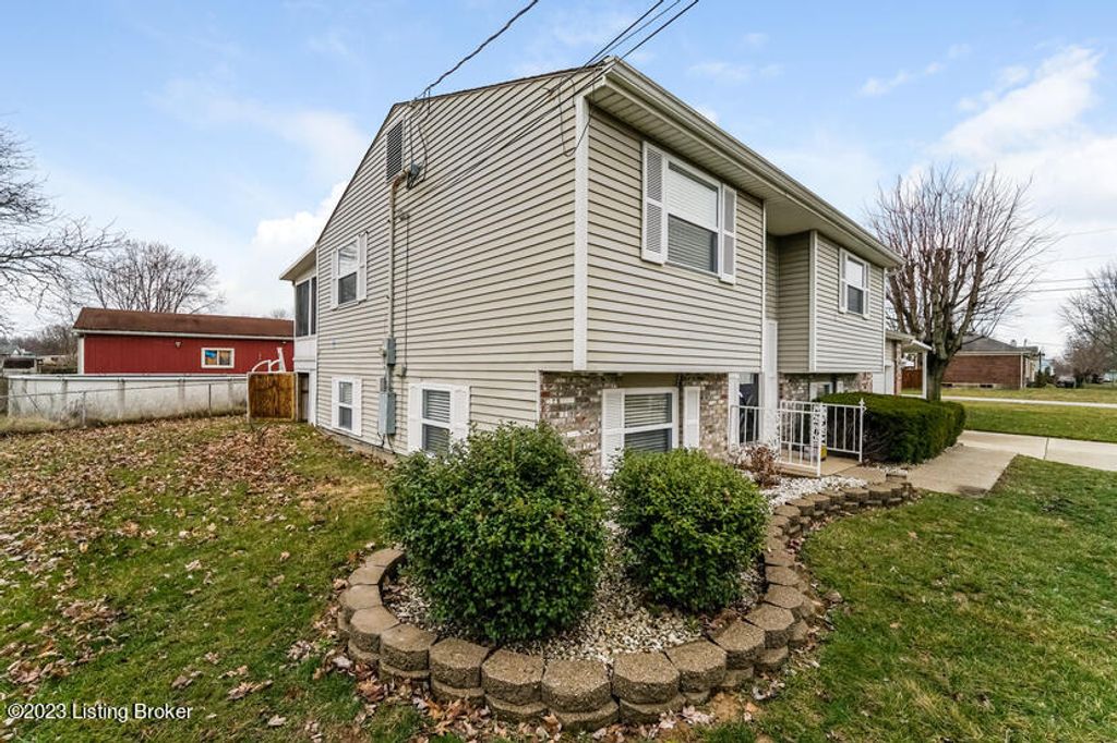 Photo of 11305 Angelina Rd, Louisville, KY 40229 (MLS # 1706970)