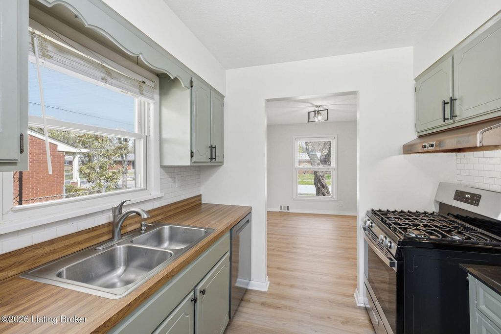 Photo of 2608 Woodsdale Ave, Louisville, KY 40220 (MLS # 1712671)