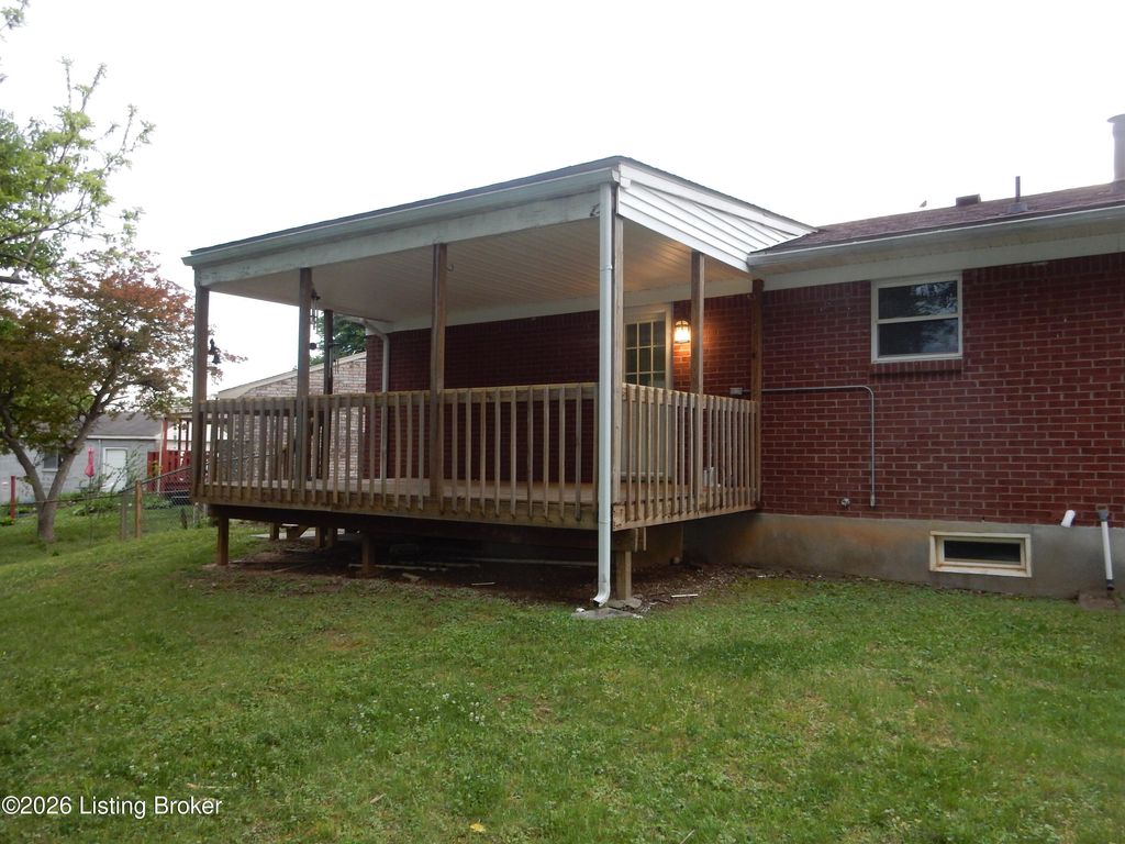 Photo of 370 Oxford Ln, Louisville, KY 40229 (MLS # 1716755)
