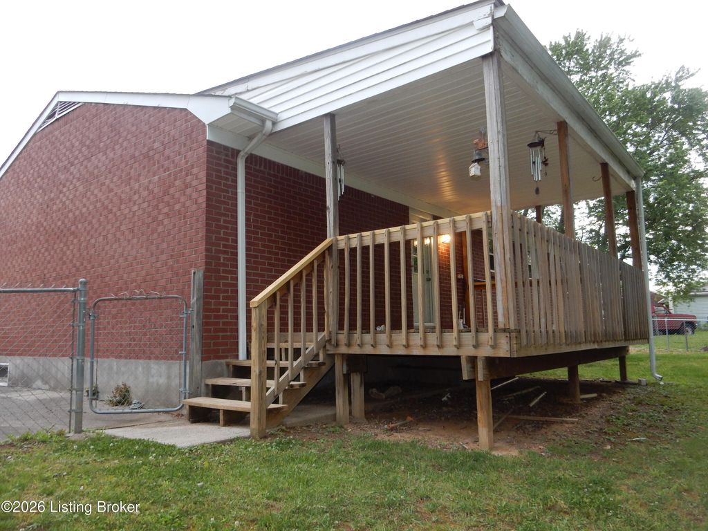 Photo of 370 Oxford Ln, Louisville, KY 40229 (MLS # 1716755)