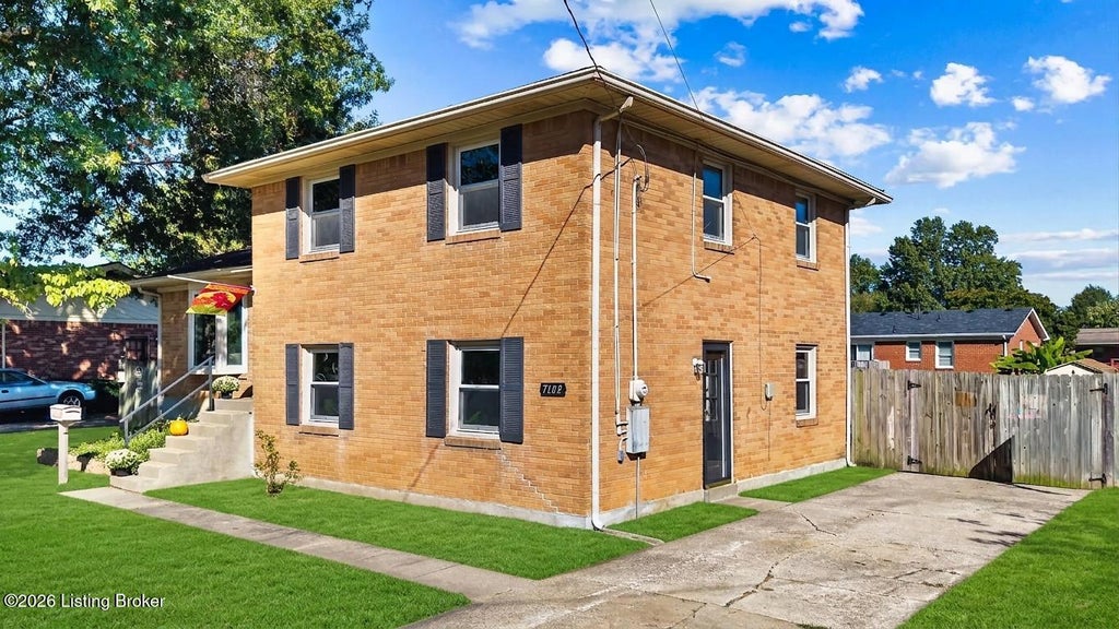 Photo of 7109 Sun Valley Dr, Louisville, KY 40272 (MLS # 1732926)