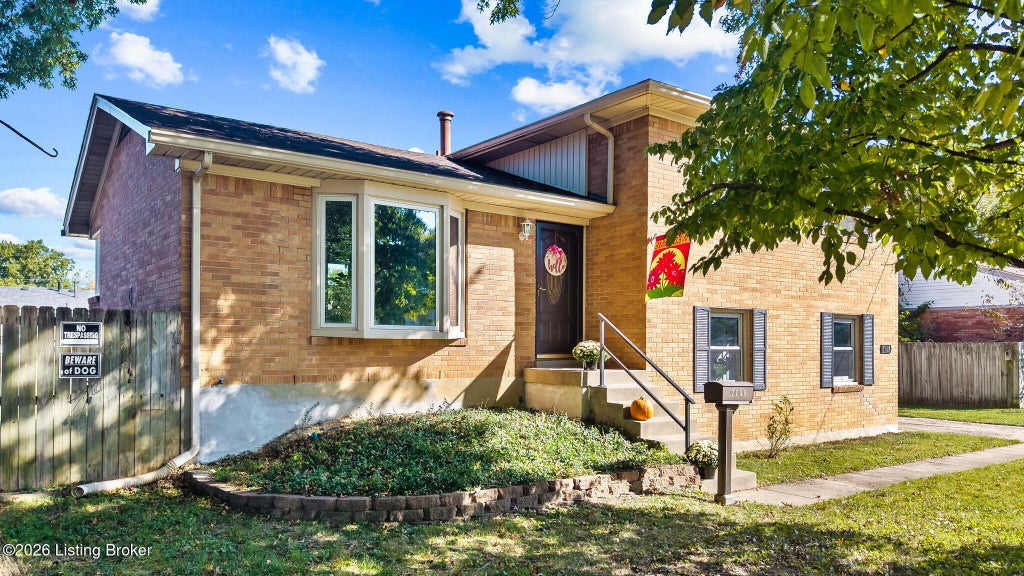 Photo of 7109 Sun Valley Dr, Louisville, KY 40272 (MLS # 1732926)