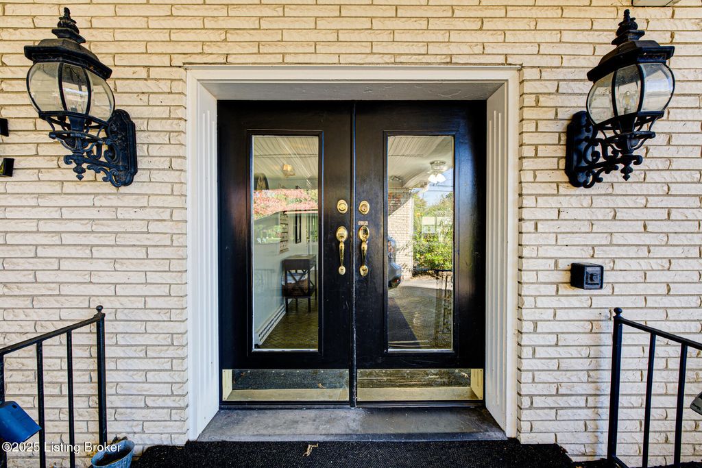 Photo of 161 Thierman Ln #3E, Louisville, KY 40207 (MLS # 1705358)