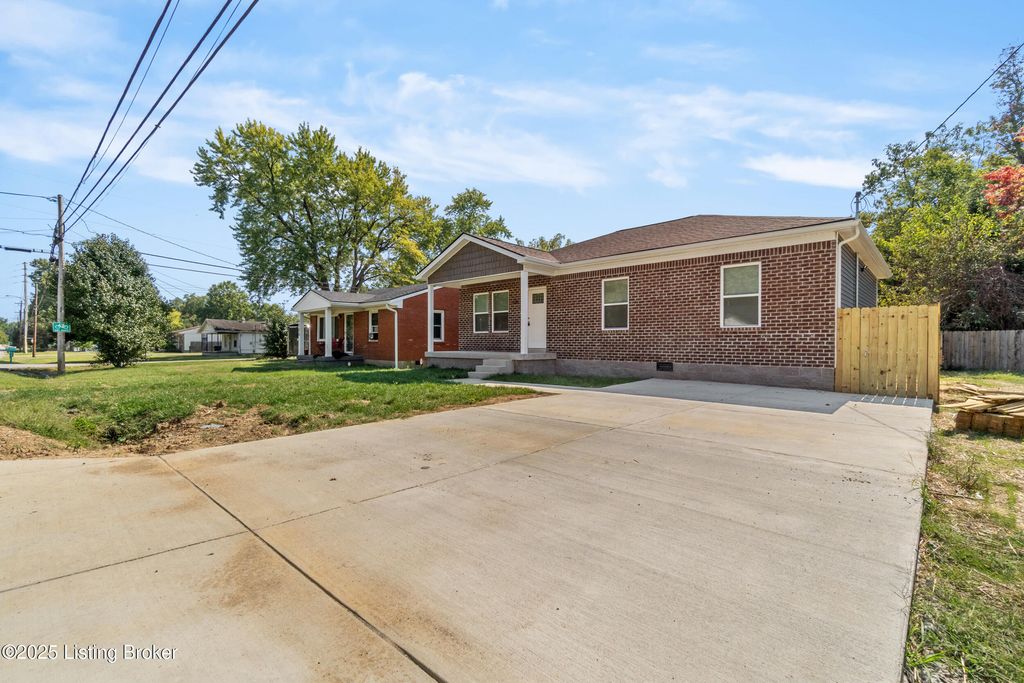 Photo of 4302 Lees Ln, Louisville, KY 40216 (MLS # 1709974)