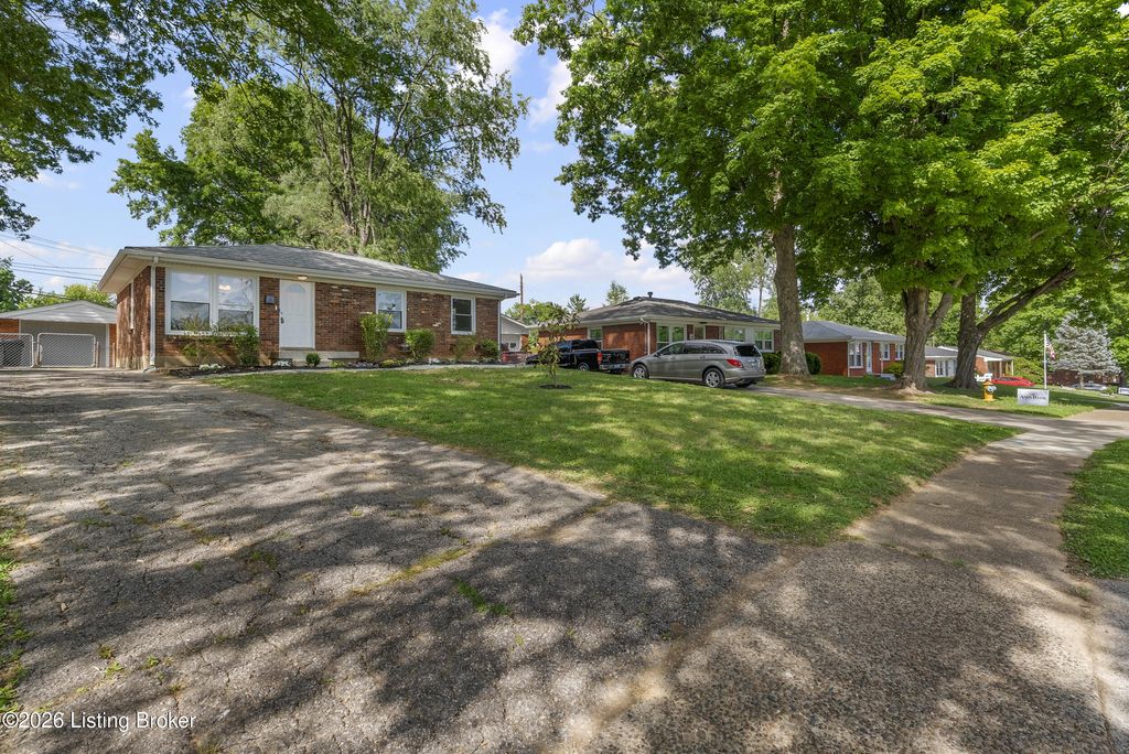Photo of 3512 Saint Edwards Dr, Louisville, KY 40299 (MLS # 1717434)