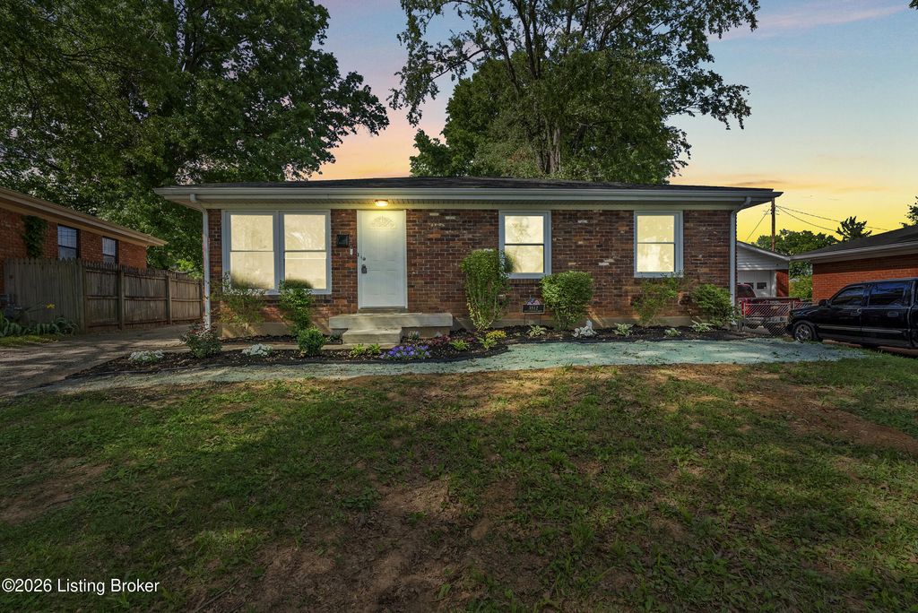 Photo of 3512 Saint Edwards Dr, Louisville, KY 40299 (MLS # 1717434)