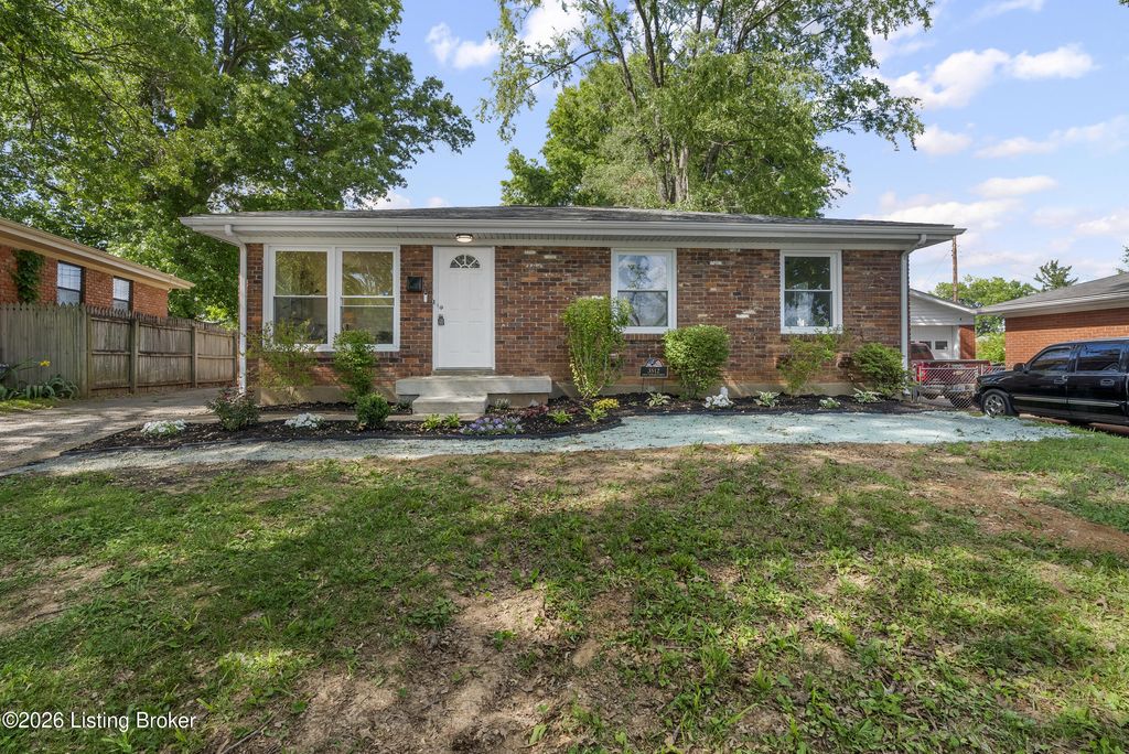 Photo of 3512 Saint Edwards Dr, Louisville, KY 40299 (MLS # 1717434)