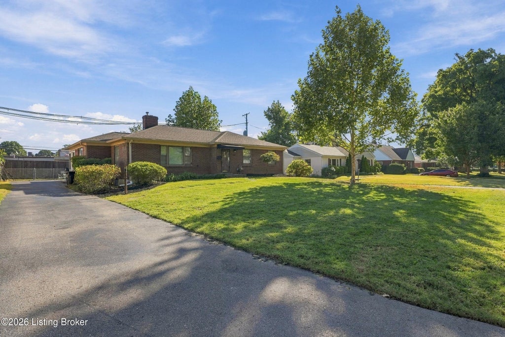 Photo of 3023 Wellbrooke Rd, Louisville, KY 40205 (MLS # 1730515)
