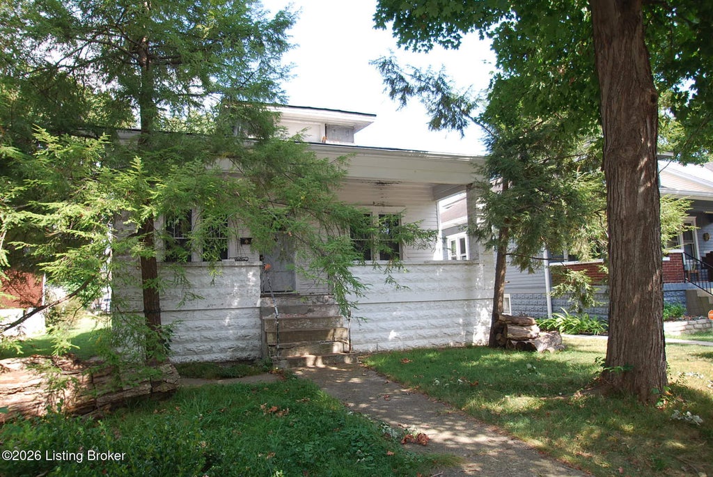 Photo of 121 Cannons Ln, Louisville, KY 40206 (MLS # 1729424)