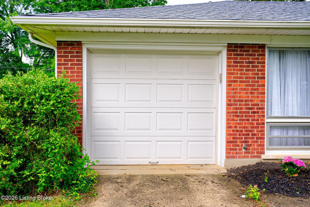 Photo of 2112 Challedon Way, Louisville, KY 40223 (MLS # 1714071)