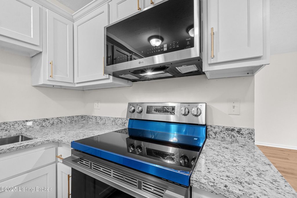 Photo of 246 El Conquistador Pl, Louisville, KY 40220 (MLS # 1705724)