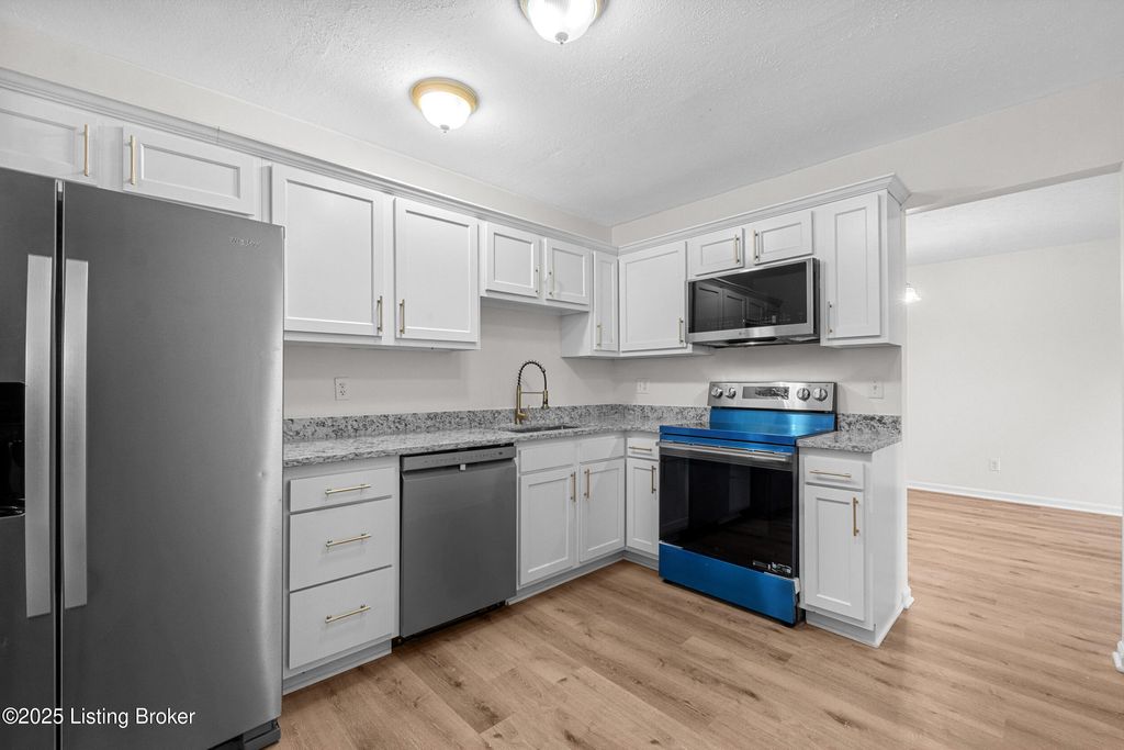 Photo of 246 El Conquistador Pl, Louisville, KY 40220 (MLS # 1705724)