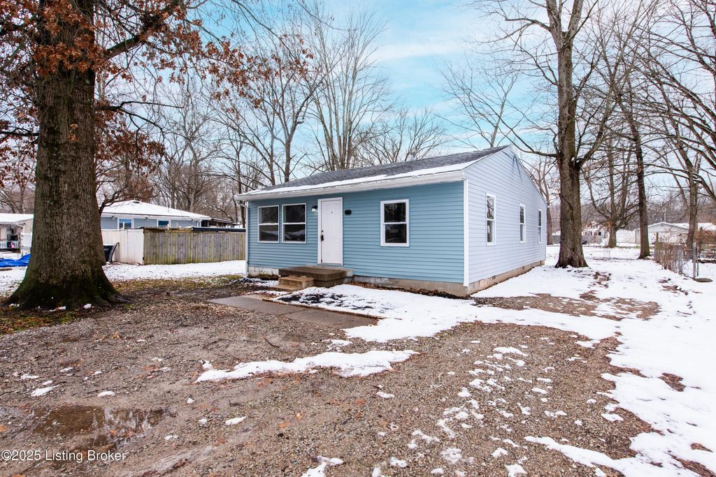 Photo of 6610 Elmwood St, Louisville, KY 40216 (MLS # 1705367)