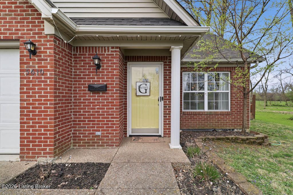 Photo of 5610 Indian Rock Rd, Louisville, KY 40219 (MLS # 1713205)