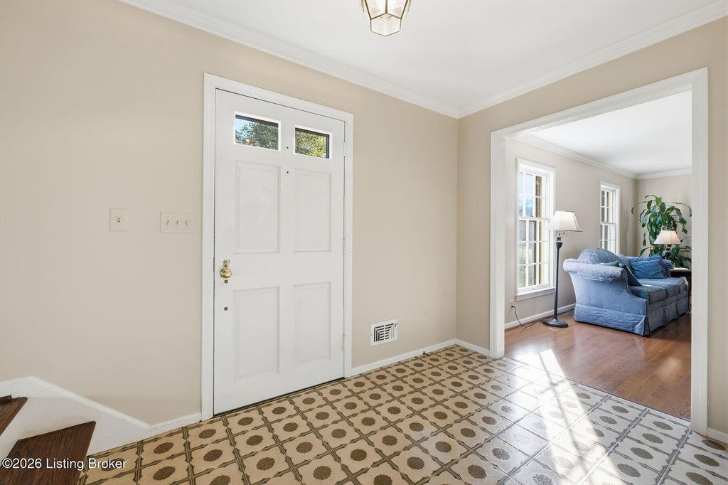 Photo of 2324 Thornhill Rd, Louisville, KY 40222 (MLS # 1732732)