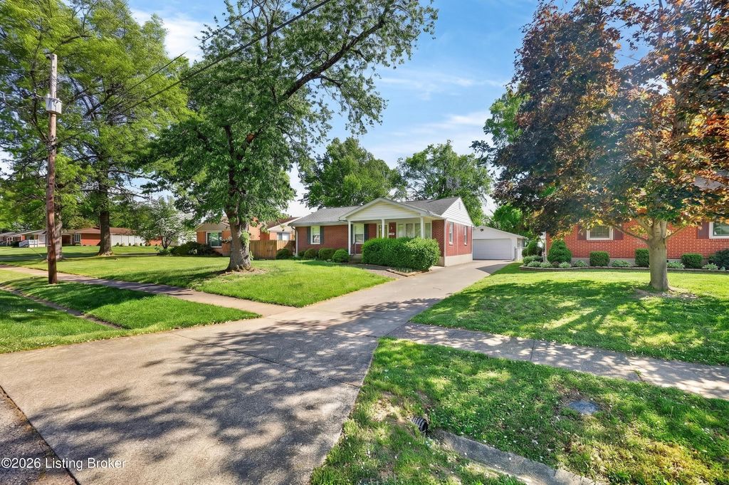 Photo of 6137 Middlerose Cir, Louisville, KY 40272 (MLS # 1715595)