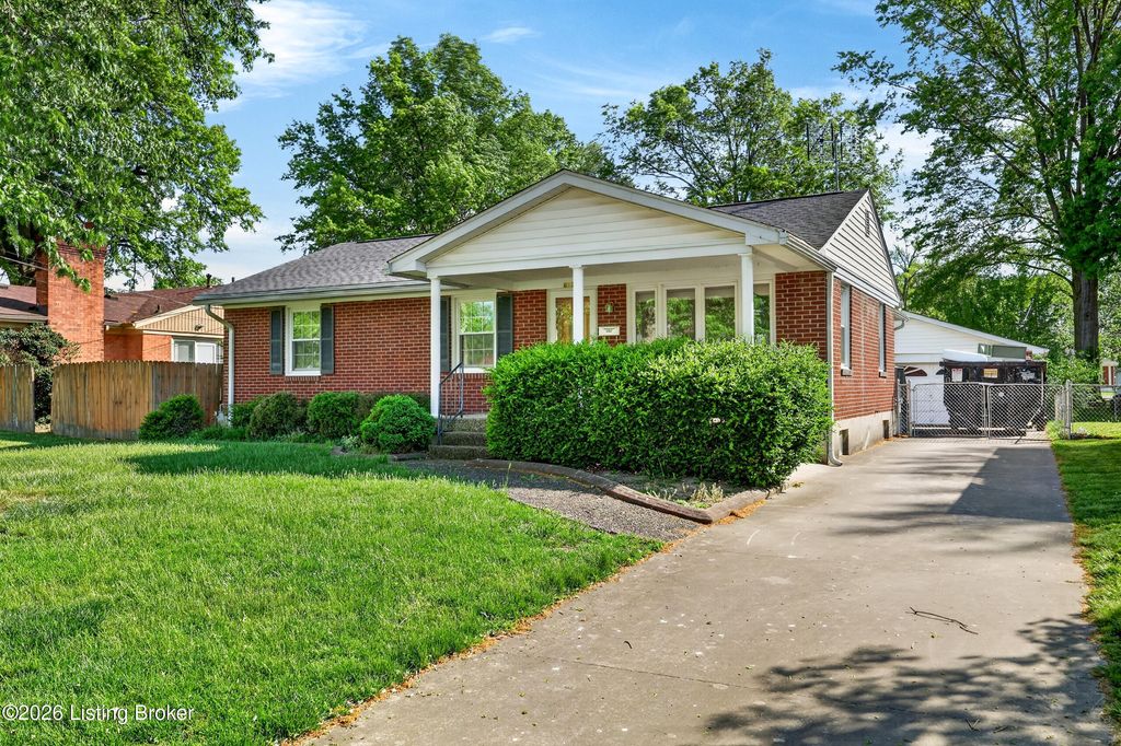 Photo of 6137 Middlerose Cir, Louisville, KY 40272 (MLS # 1715595)