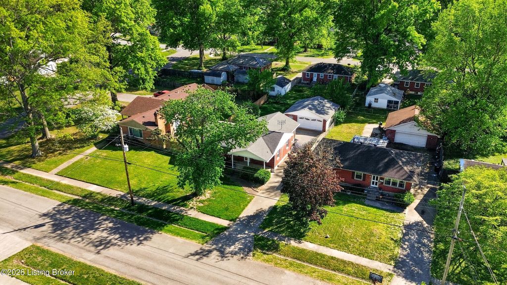 Photo of 6137 Middlerose Cir, Louisville, KY 40272 (MLS # 1715595)