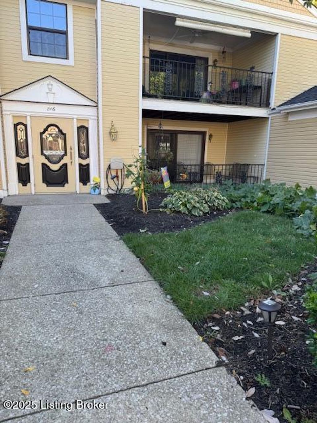 Photo of 816 Washburn Ave #APT 9, Louisville, KY 40222 (MLS # 1701527)