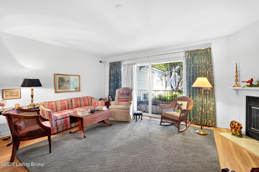 Photo of 816 Washburn Ave #APT 9, Louisville, KY 40222 (MLS # 1701527)