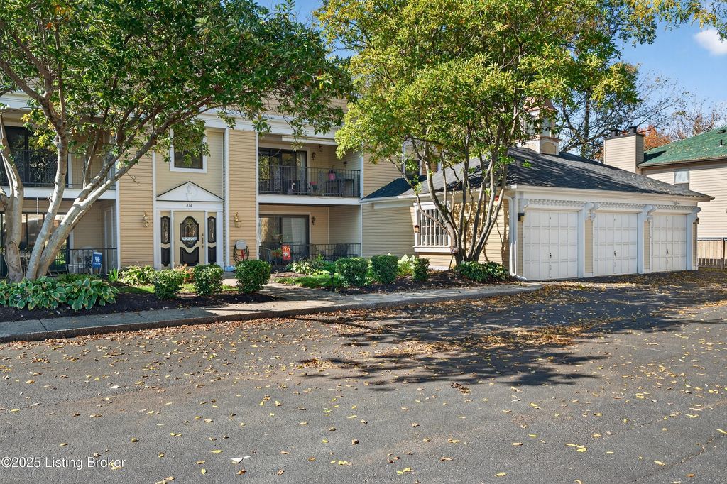 Photo of 816 Washburn Ave #APT 9, Louisville, KY 40222 (MLS # 1701527)