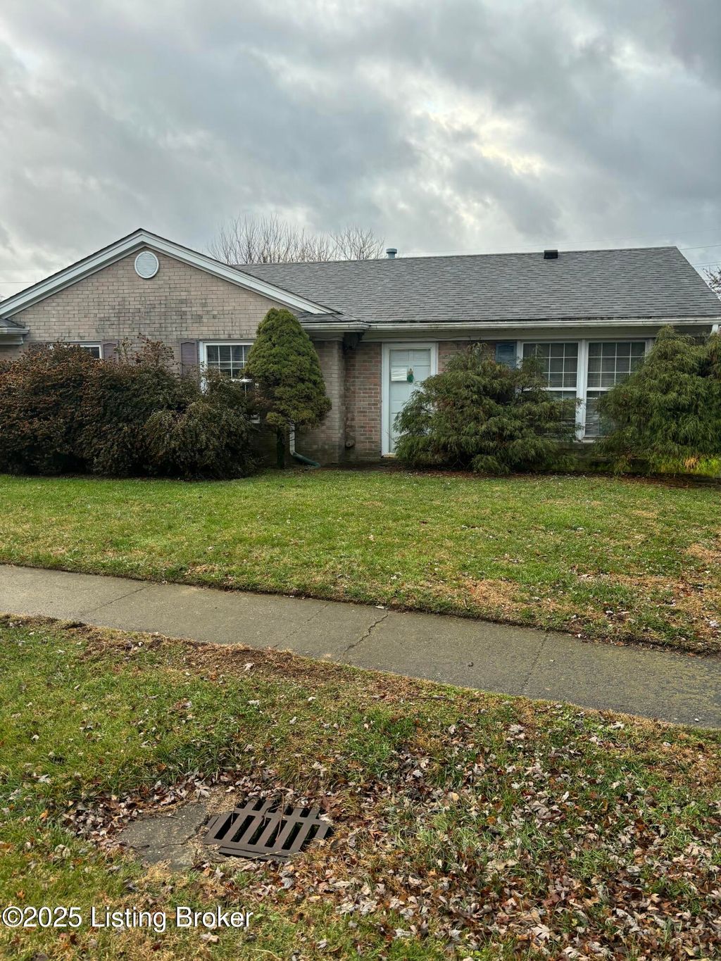 Photo of 9810 Tucson Ct, Louisville, KY 40223 (MLS # 1705535)