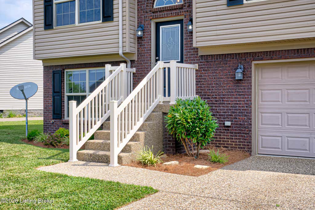 Photo of 240 Crooked Oak Ct, Shepherdsville, KY 40165 (MLS # 1725789)