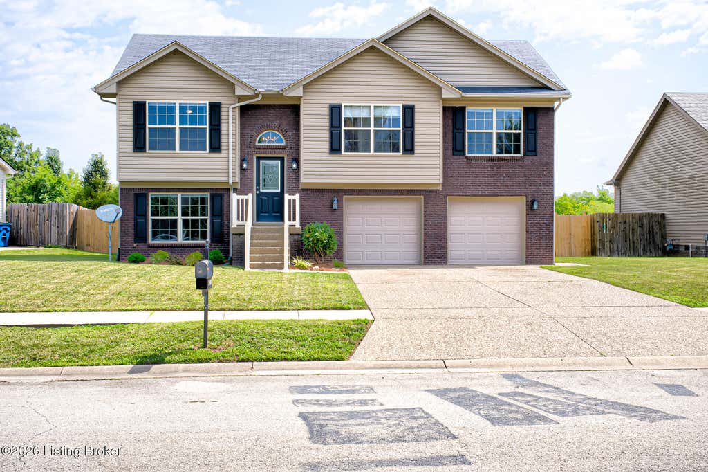 Photo of 240 Crooked Oak Ct, Shepherdsville, KY 40165 (MLS # 1725789)