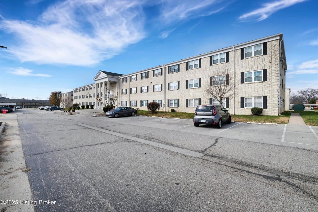 Photo of 301 El Conquistador Pl, Louisville, KY 40220 (MLS # 1704686)