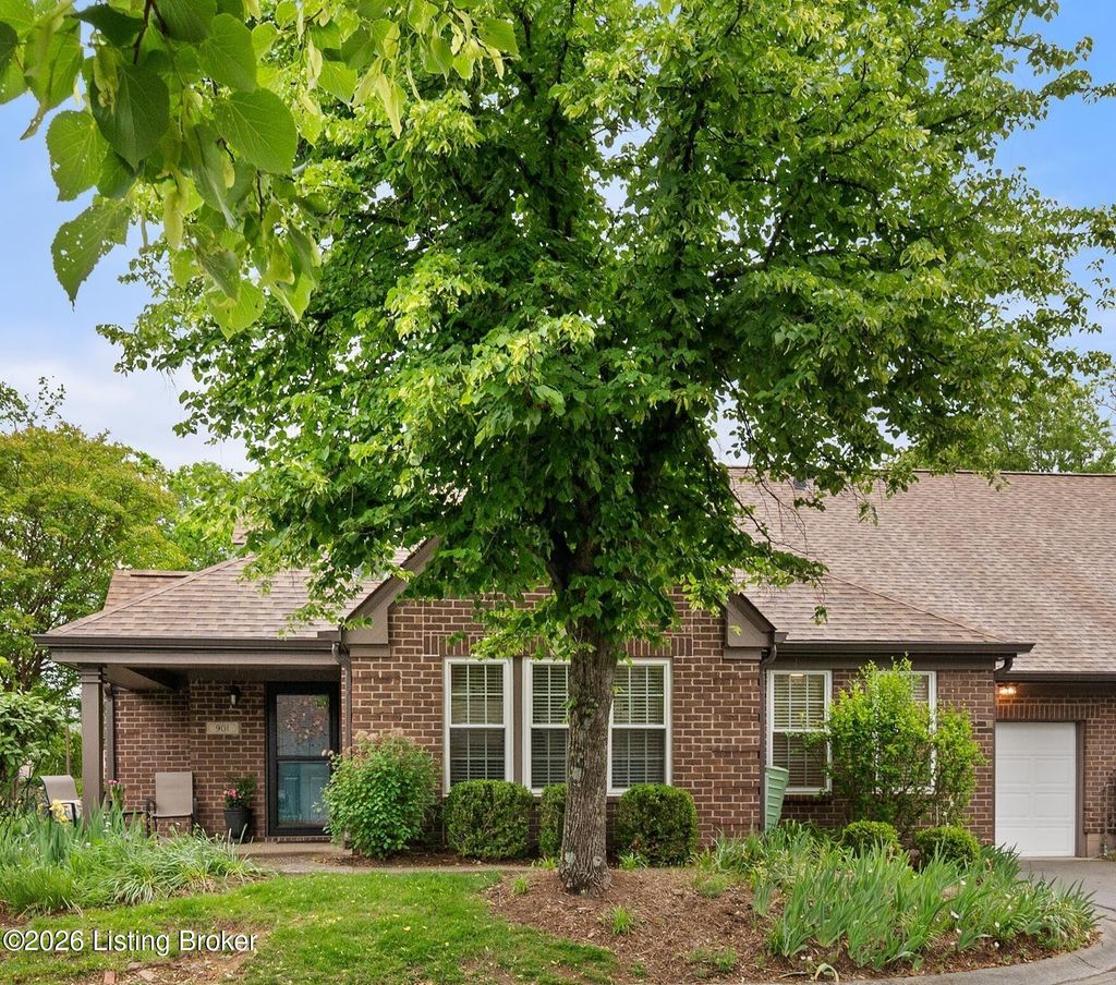 Photo of 901 Eastbridge Ct, Louisville, KY 40223 (MLS # 1716423)