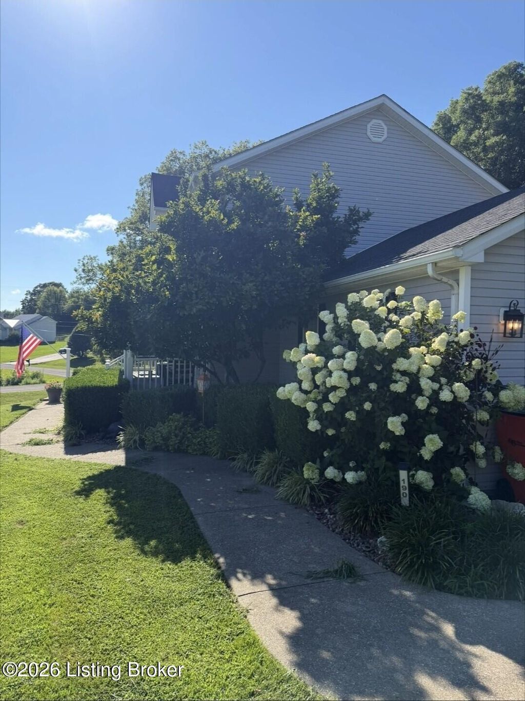 Photo of 190 W Ridgeway Dr, Elizabethtown, KY 42701 (MLS # 1723186)