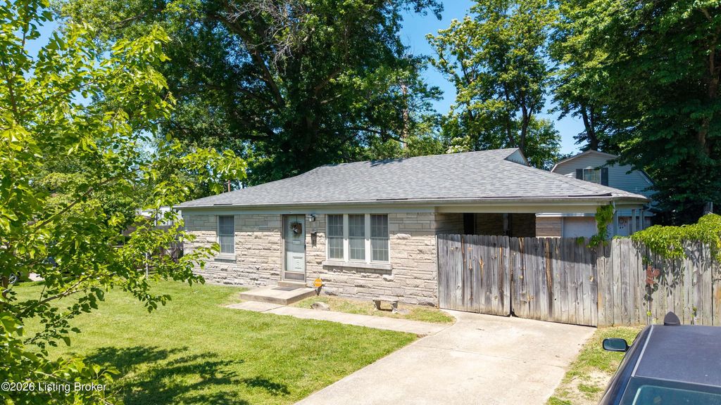Photo of 6413 North Dr, Louisville, KY 40272 (MLS # 1717600)