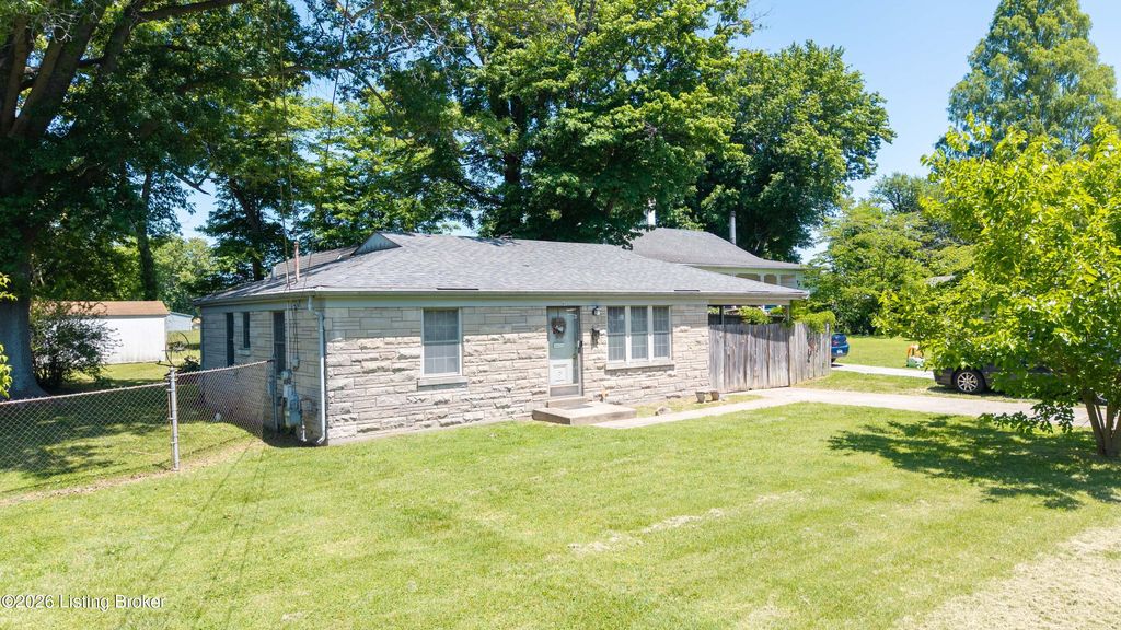 Photo of 6413 North Dr, Louisville, KY 40272 (MLS # 1717600)