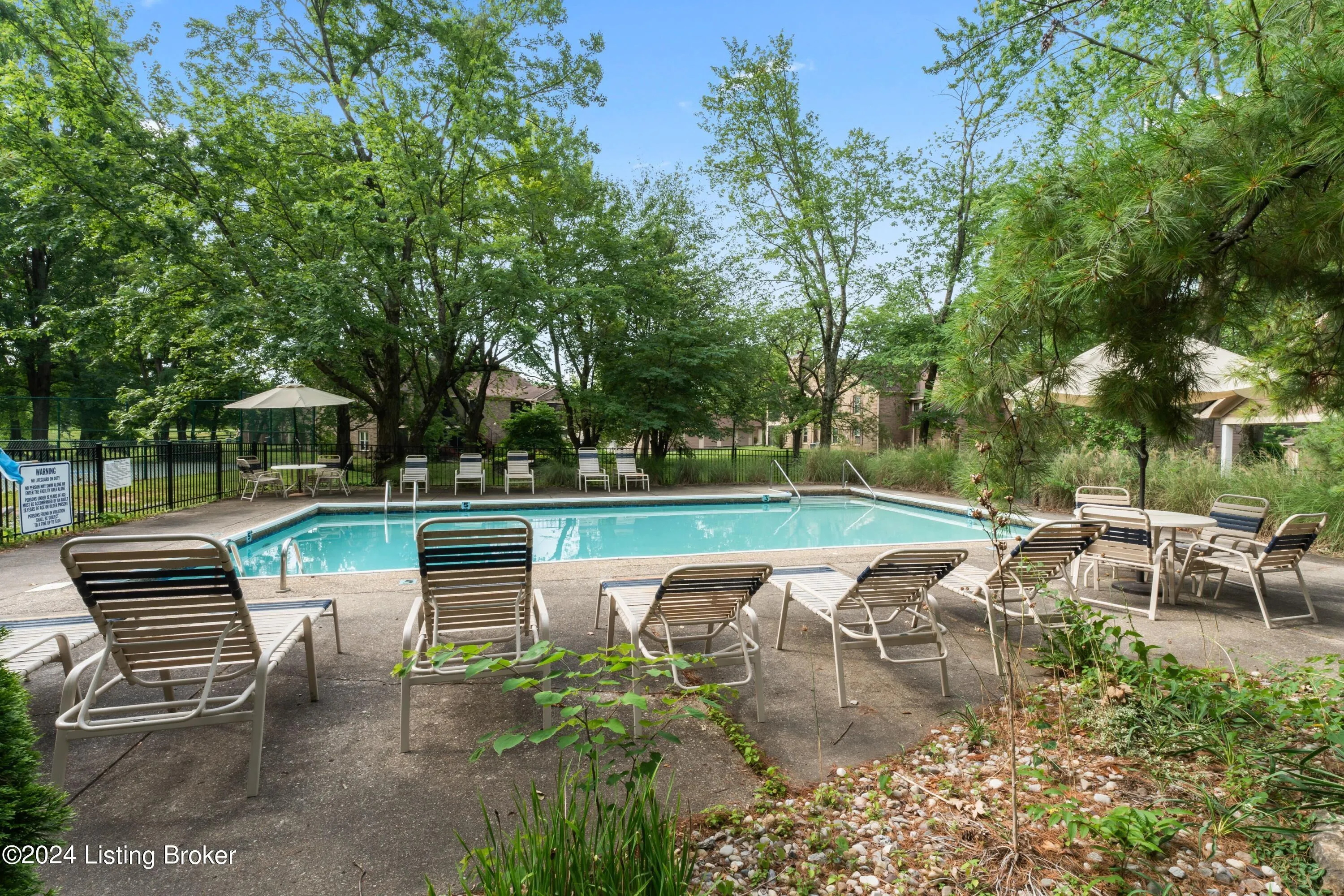 Louisville, Kentucky 40223, United States, 2 Bedrooms Bedrooms, ,2 BathroomsBathrooms,Residential,Active,139962