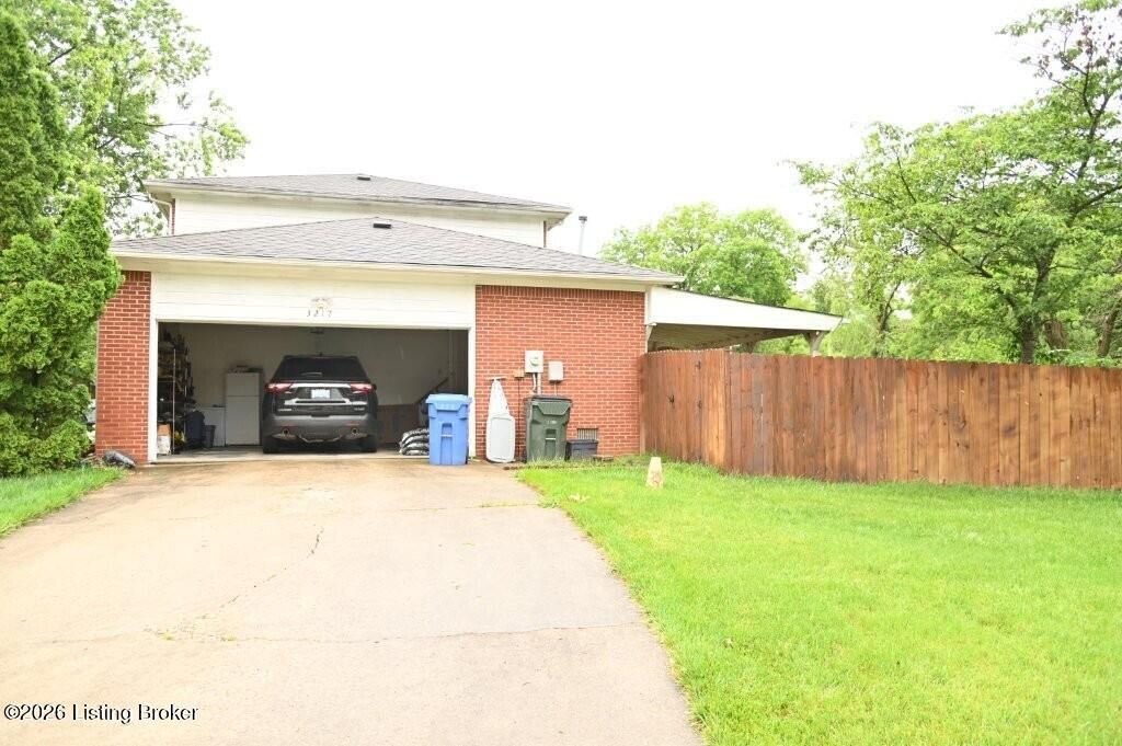 Photo of 3217 Yellowstone Pkwy, Lexington, KY 40517 (MLS # 1718423)