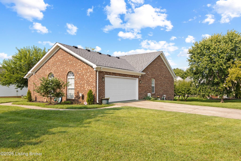 Photo of 10700 Black Walnut Blvd, Louisville, KY 40229 (MLS # 1725088)
