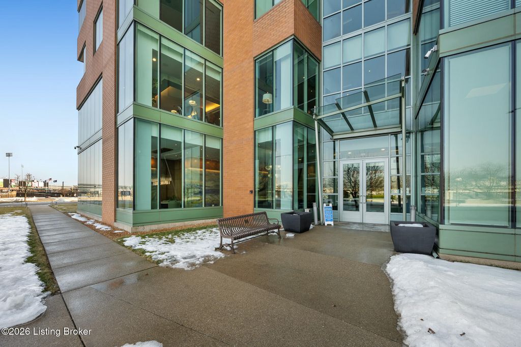 Photo of 222 E Witherspoon St #806, Louisville, KY 40202 (MLS # 1712186)