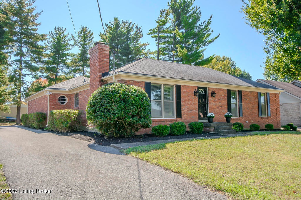 Photo of 3605 Hunsinger Ln, Louisville, KY 40220 (MLS # 1732063)