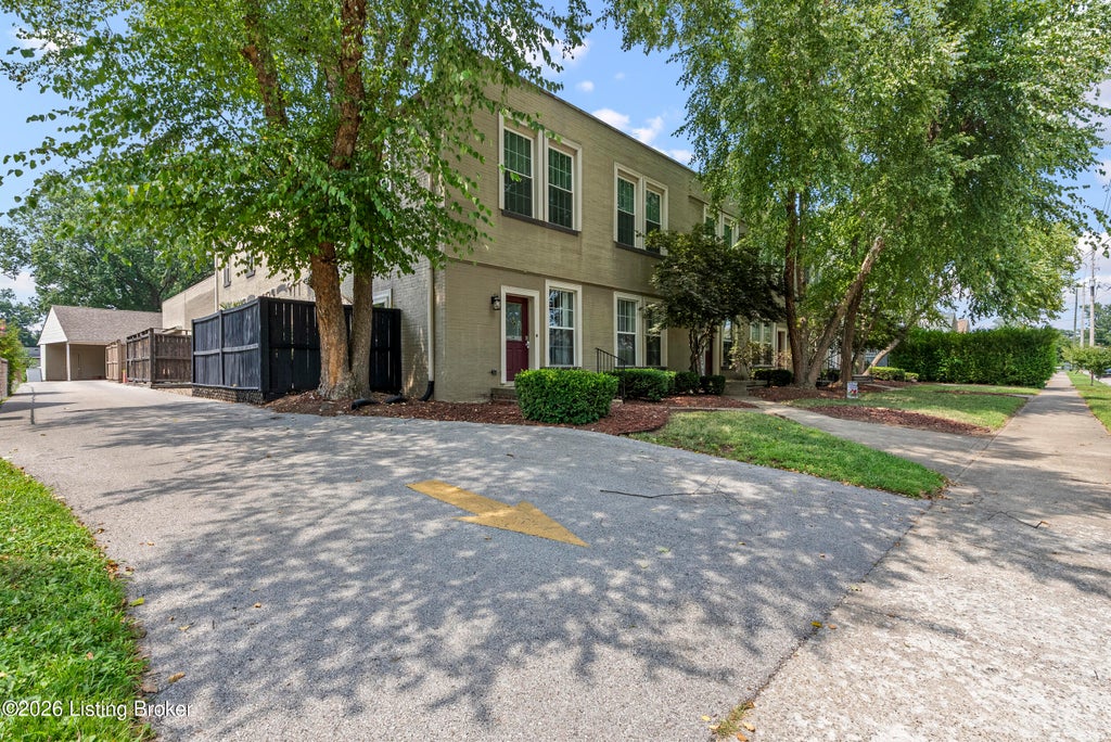Photo of 925 E 7th St #APT 104, Jeffersonville, IN 47130 (MLS # 1732720)