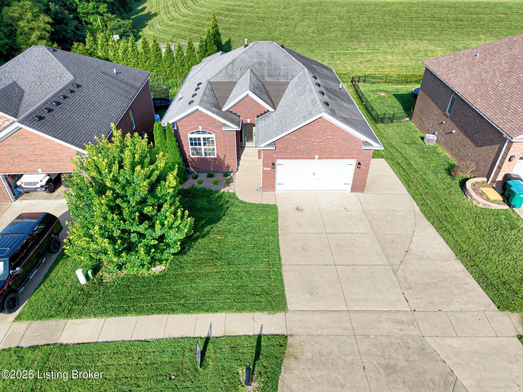 Photo of 203 Deep Creek Dr, Shepherdsville, KY 40165 (MLS # 1724271)