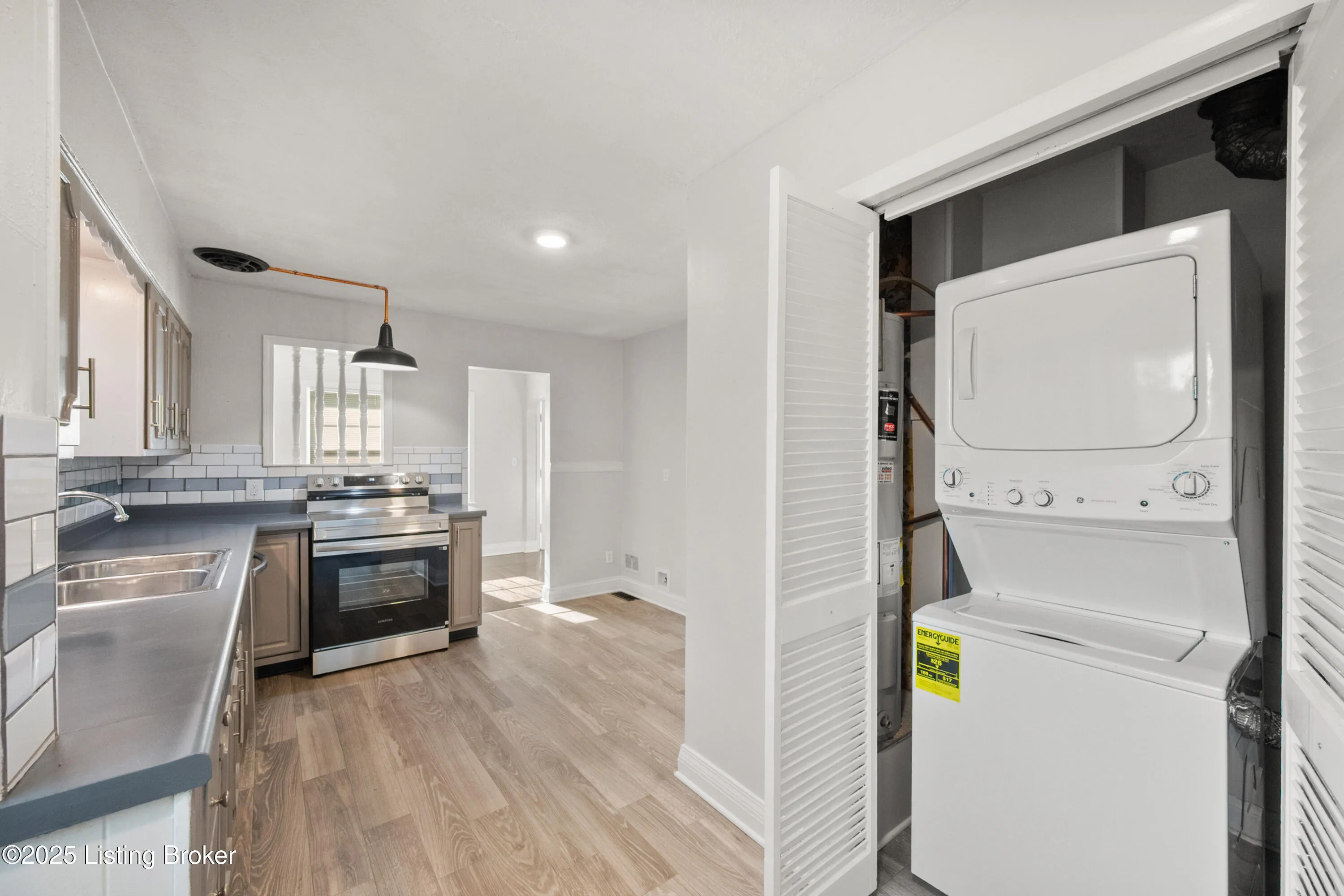 Louisville, Kentucky 40219, United States, 4 Bedrooms Bedrooms, ,2 BathroomsBathrooms,Residential,Active,116691