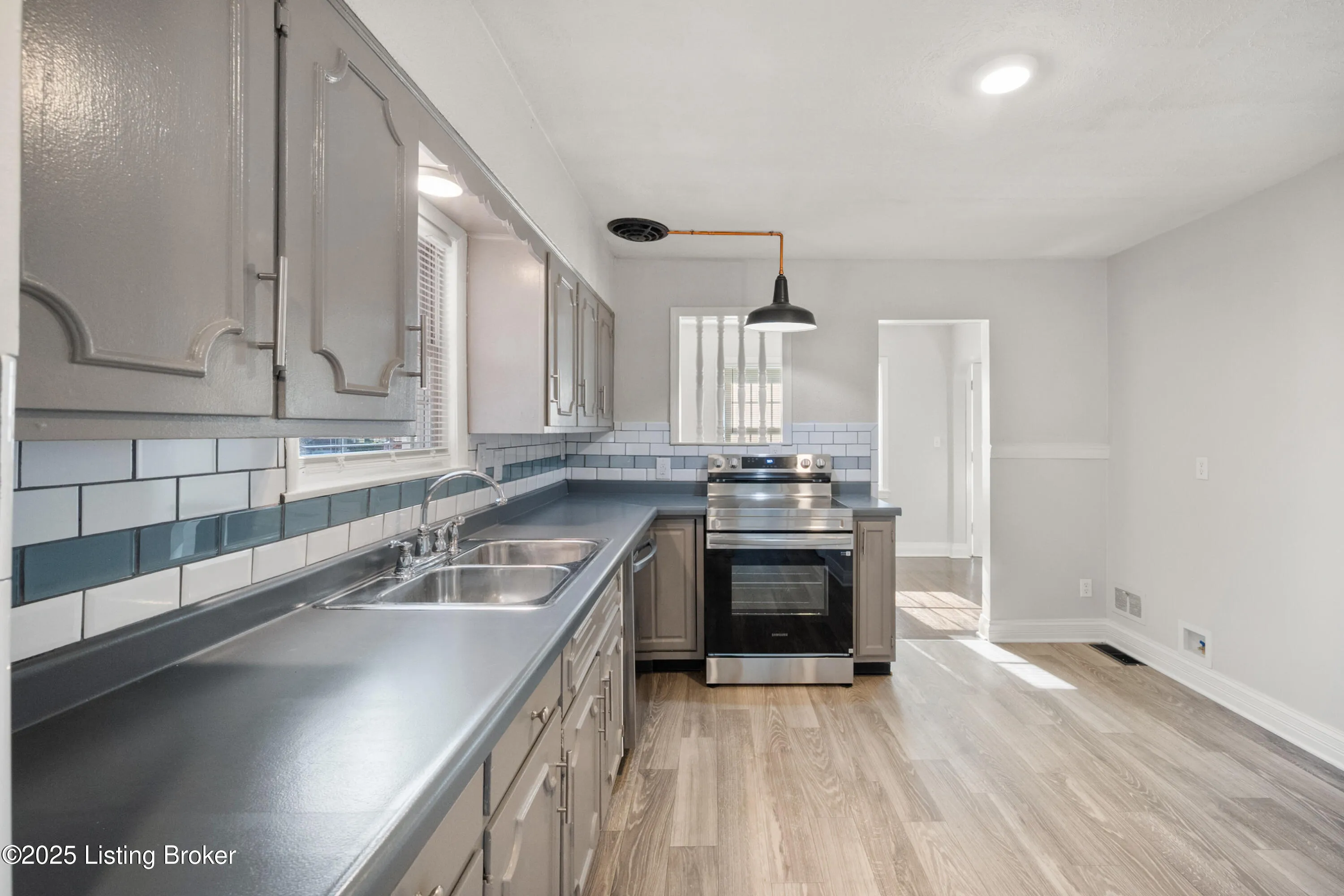 Louisville, Kentucky 40219, United States, 4 Bedrooms Bedrooms, ,2 BathroomsBathrooms,Residential,Active,116691