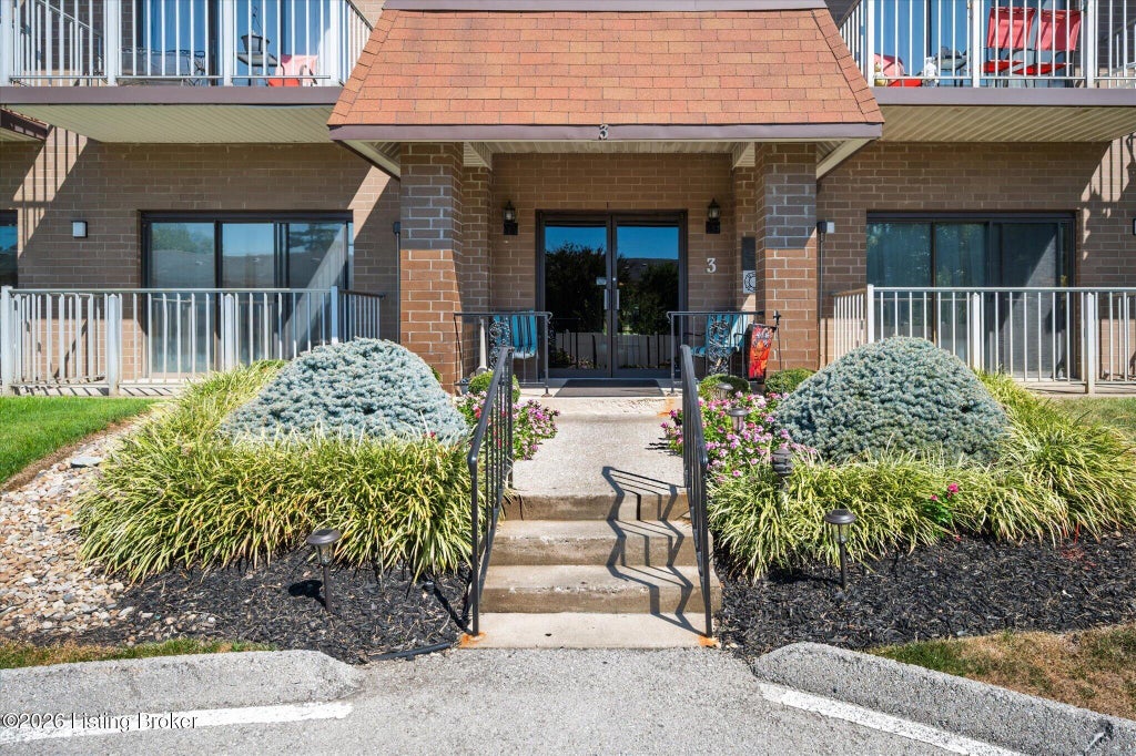 Photo of 3030 Breckenridge Ln #133, Louisville, KY 40220 (MLS # 1730611)