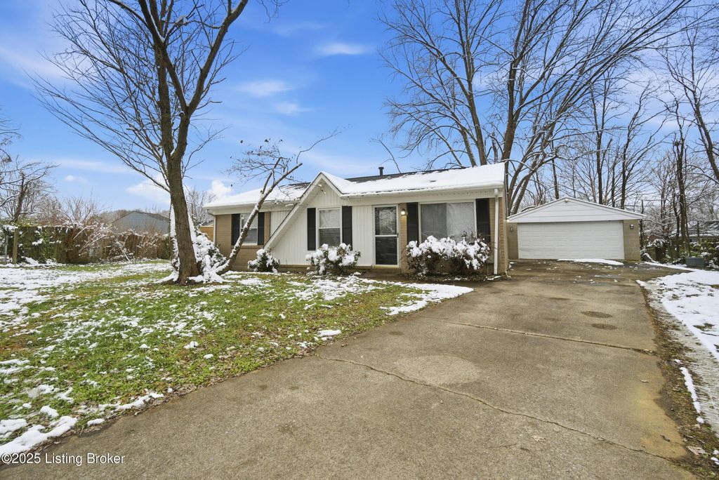 Photo of 4802 Tipton Pl, Louisville, KY 40272 (MLS # 1704851)