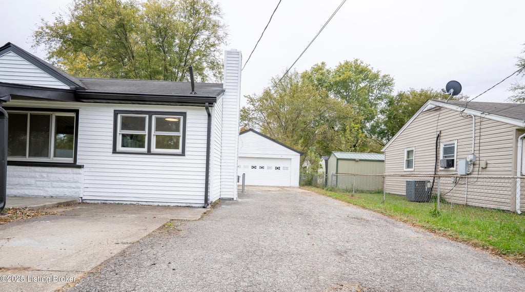 Photo of 7112 Dunkirk Ln, Louisville, KY 40272 (MLS # 1727671)