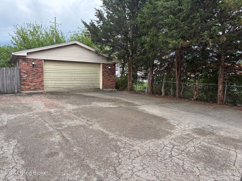 Photo of 4214 Foreman Ln, Louisville, KY 40219 (MLS # 1714173)