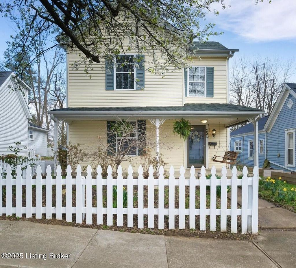 Photo of 206 E Madison St, La Grange, KY 40031 (MLS # 1689647)